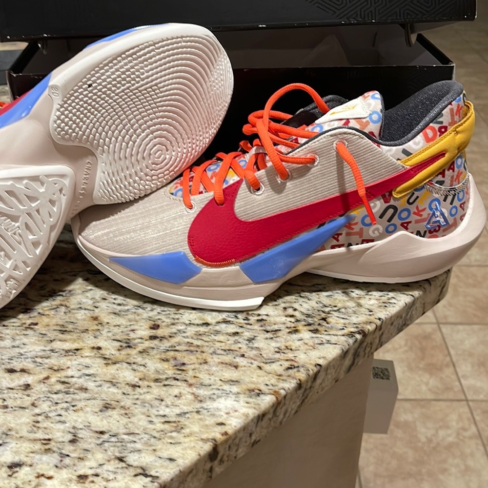 BRAND NEW NEVER WORN. Zoom freak 2 size 12 mens . With box